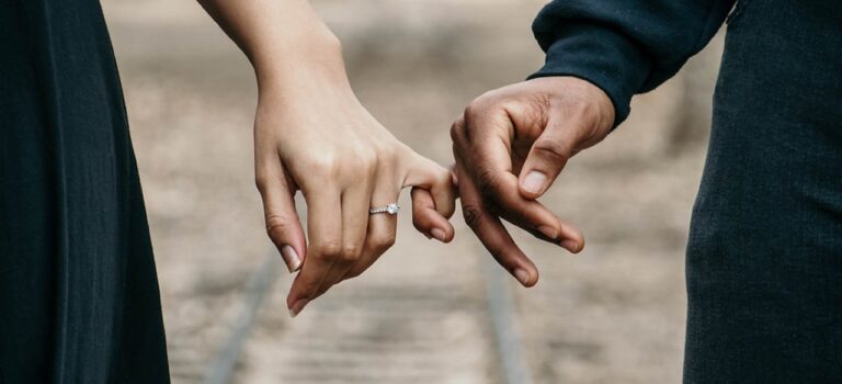 holding hands depicting best relationship app